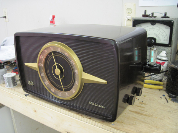 View of the radio with the eye tube.